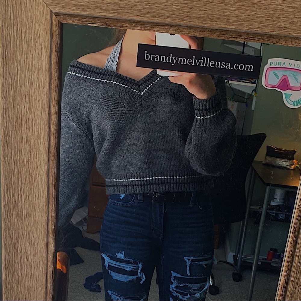 AMERICAN EAGLE CROPPED V-NECK SWEATER